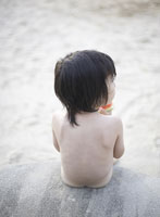 裸で座る子供の後ろ姿 の写真素材 イラスト素材 アマナイメージズ