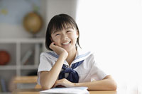 笑顔の女子中学生 の写真素材 イラスト素材 アマナイメージズ