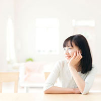 頬杖をついて横を見る女性 の写真素材 イラスト素材 アマナイメージズ
