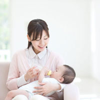 シンハク　ブルーオニオン　「ミルクを飲む子供」 赤ちゃんにミルクを飲ませる母親[11004089971]の写真・イラスト