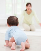 ハイハイをする赤ちゃんの後ろ姿 の写真素材 イラスト素材 アマナイメージズ