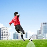 ビルとサッカーボールを蹴るゴールキーパーの後ろ姿 の写真素材 イラスト素材 アマナイメージズ ビルとサッカーボールを蹴るゴールキーパーの後ろ姿 の写真素材 イラスト素材 アマナイメージズ