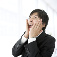 驚き顔のビジネスマン[11004102027]の写真・イラスト素材｜アマナ