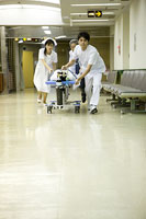ストレッチャーで急患を搬送する看護師と医師 の写真素材 イラスト素材 アマナイメージズ
