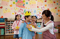 お誕生日会を行う幼稚園児と幼稚園教諭 の写真素材 イラスト素材 アマナイメージズ