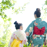 浴衣姿の親子の後姿 の写真素材 イラスト素材 アマナイメージズ