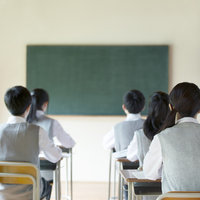 着席する中学生の後姿 の写真素材 イラスト素材 アマナイメージズ