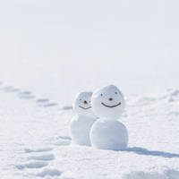 雪原に続く足跡と雪だるま[11017020583]の写真・イラスト素材｜アマナ