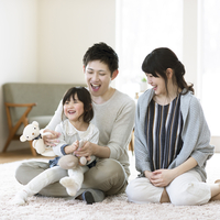 クマのぬいぐるみで遊ぶ家族 の写真素材 イラスト素材 アマナイメージズ