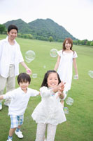 シャボン玉親子 お風呂でシャボン玉をする親子の写真素材 [FYI02438582