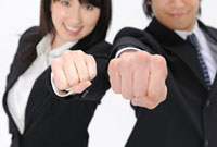 拳を掲げるビジネスマンとol の写真素材 イラスト素材 アマナイメージズ