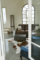 窓から覗くおしゃれな部屋 の写真素材 イラスト素材 アマナイメージズ