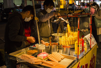 アメリカンドッグの屋台 の写真素材 イラスト素材 アマナイメージズ