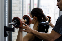 トレーニングをする日本人女性とパーソナルトレーナー の写真素材 イラスト素材 アマナイメージズ