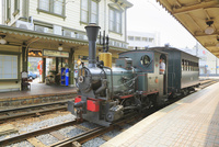 坊ちゃん列車 道後温泉駅 の写真素材 イラスト素材 アマナイメージズ