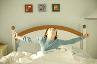 ベッドから起き上がる少年 の写真素材 イラスト素材 アマナイメージズ