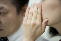 耳打ちの写真素材 ストックフォト アマナイメージズ