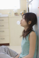 風船ガムを膨らます女性 の写真素材 イラスト素材 アマナイメージズ