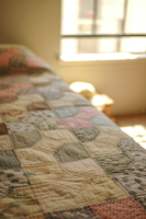 アンティークキルトのベッドカバー[81385000357]の写真・イラスト素材