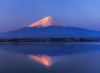 逆さ富士 写真 赤富士 河口湖から望む富士山 逆さ富士[01888612862]の写真・イラスト