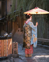 巽橋で傘をさす舞妓 京都 の写真素材 イラスト素材 アマナイメージズ