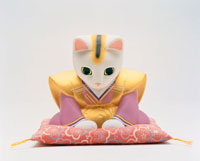 金色の裃で正座しお辞儀する招き猫の福助[02237004332]の写真