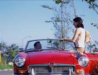 オープンカーに乗り込むカップル の写真素材 イラスト素材 アマナイメージズ