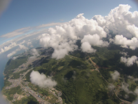 綿雲の上から見下ろす町並み[02740000236]の写真・イラスト素材