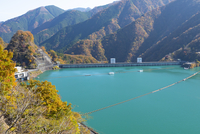 奥多摩湖 小河内ダム[02913000950]の写真・イラスト素材｜アマナ