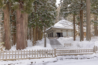 雪の中尊寺金色堂[02913001171]の写真・イラスト素材｜アマナイメージズ