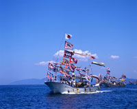 大漁旗をあげて帰港する漁船 の写真素材 イラスト素材 アマナイメージズ