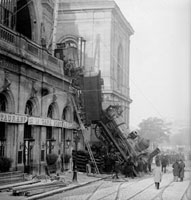 モンパルナス駅脱線事故　1895年　鉄道写真　機関車 モンパルナス駅鉄道事故（1895年10月22日）[22177003504]の写真