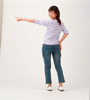 左を指差して振り返る女性 の写真素材 イラスト素材 アマナイメージズ