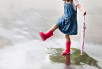 水たまりで遊ぶ女の子 a の写真素材 イラスト素材 アマナイメージズ