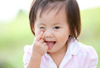 あかんべーをする女の子 の写真素材 イラスト素材 アマナイメージズ