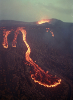 三原山噴火、内輪山からあふれ出す溶岩[23023004568]の写真・イラスト