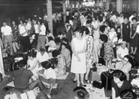 お盆帰省客で大混雑 上野駅発の列車に行列 の写真素材 イラスト素材 アマナイメージズ