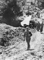 米軍沖縄上陸 投降する日本兵 撮影日不明 の写真素材 イラスト素材 アマナイメージズ