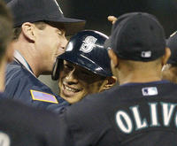 イチローが258安打 笑顔で祝福されるイチロー 画像サイズ：2003