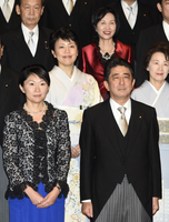 希少 美品 安倍晋三氏 第九十代内閣総理大臣御就任 特製額装扇子及び御写真1点 23023016804.jpg