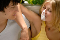 風船ガムで遊ぶ女性と眺める男性 の写真素材 イラスト素材 アマナイメージズ