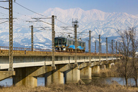 あいの風とやま鉄道線と北アルプス[25041036763]の写真