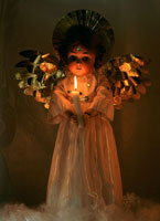 天使の人形（キャンドルがともり　静かに動きます） クリスマス キャンドルを持つ天使の人形[25330010694]の写真・イラスト