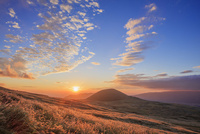 阿蘇山の夕暮れ春 MDAwMDA2NDU3OA_MC4zMzY3ODIwMCA