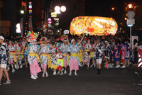青森ねぶた祭雨中のハネトとねぶた の写真素材 イラスト素材 アマナイメージズ