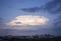 夏の雲、街上空のかなとこ雲、積乱雲[32053026356]の写真・イラスト