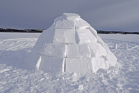 北極圏に生きるイヌイットの氷 雪 の家 イグルー の写真素材 イラスト素材 アマナイメージズ