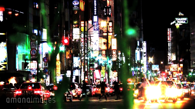 夜の街を行く人と車 動画素材 映像素材 アマナイメージズ
